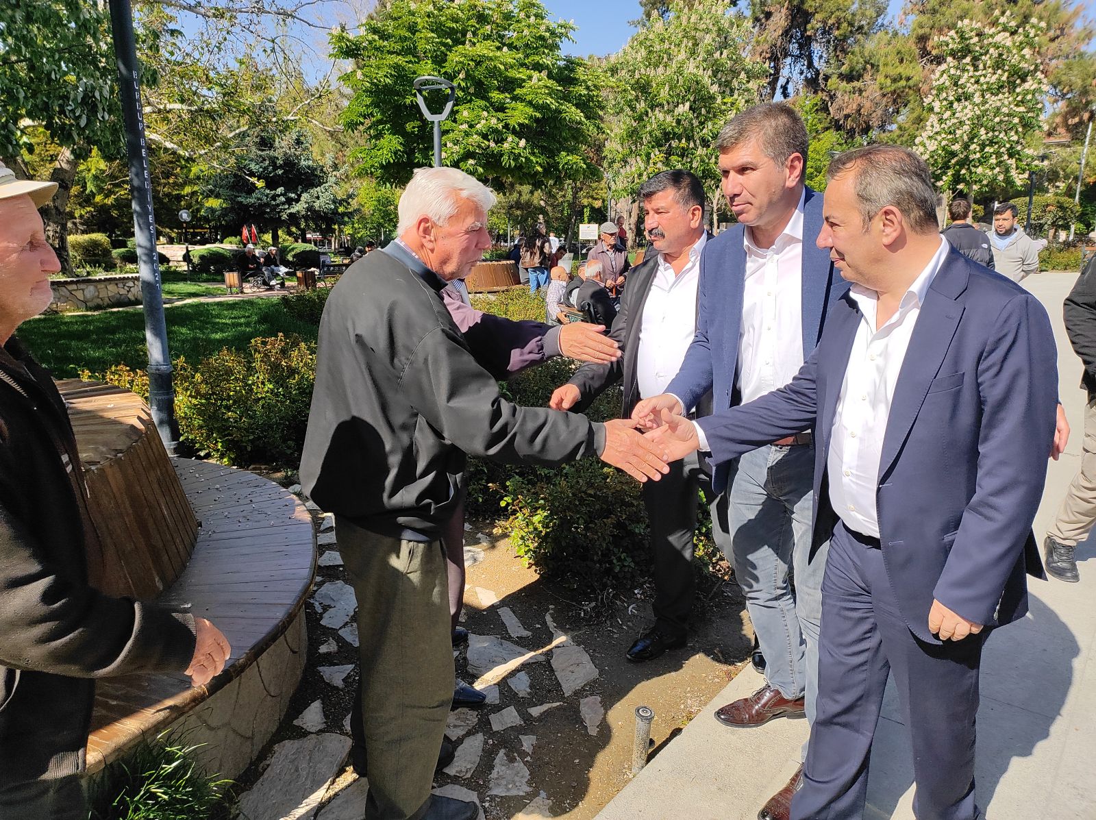 Birçok esnafı ziyaret eden başkanlar, esnafların sorunlarını dinleyerek çözüm önerileri sundular.