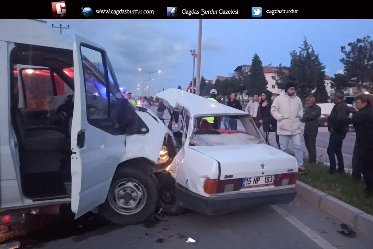 Burdur'da minibüsle çarpışan otomobilin sürücüsü öldü, 3 kişi yaralandı
