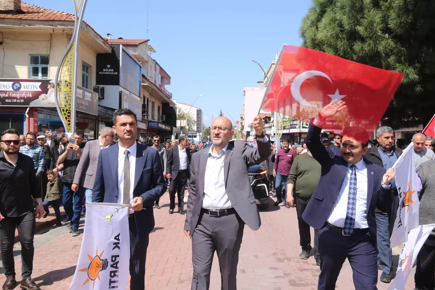  AK PARTİ BUCAK MİTİNGİNDE “ ÜÇ! ÜÇ! “ SESLERİ YÜKSELDİ.