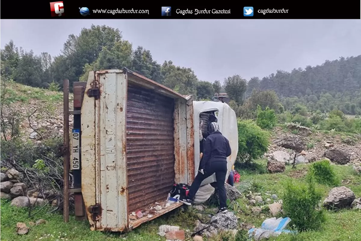 ISPARTA'DA KAMYONET ŞARAMPOLE DEVRİLDİ