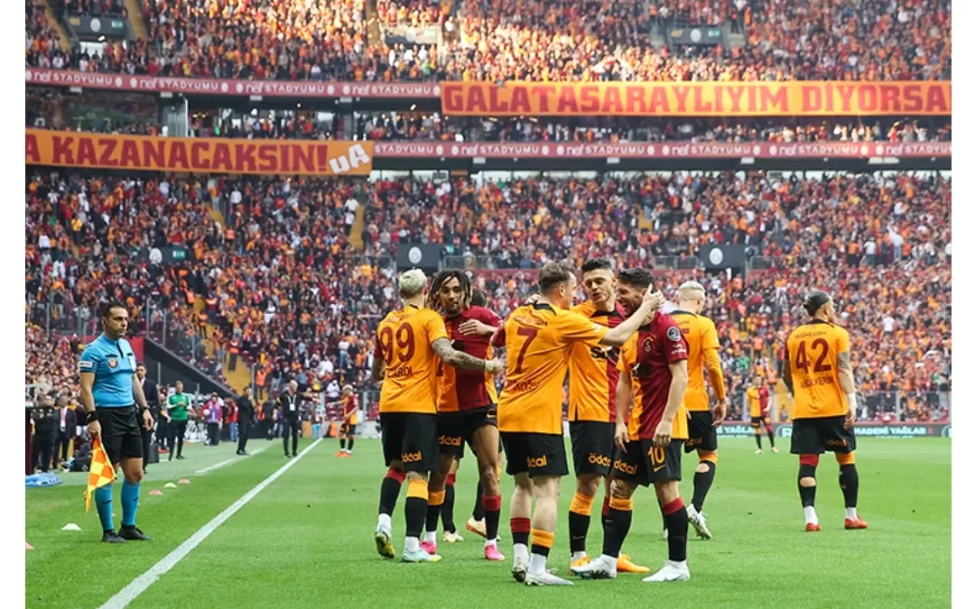 Galatasaray şampiyonluk kapısını sonuna kadar araladı