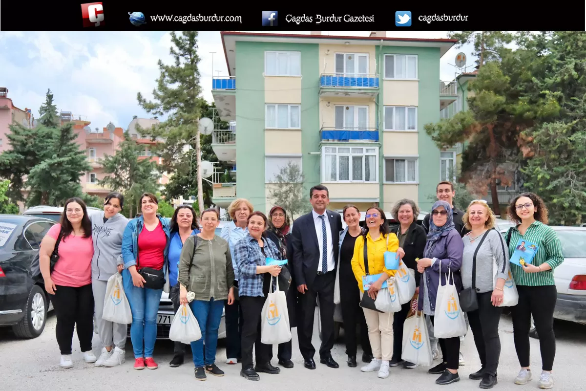 ERKAN, KAPI KAPI GEZEN İYİ KADINLARA EŞLİK EDEREK ÇALIŞMALARINA DESTEK VERDİ.