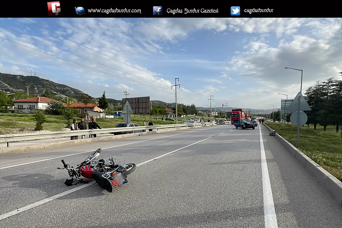 Burdur'da otomobille çarpışan motosiklet sürücüsünün öldüğü kaza kameraya yansıdı