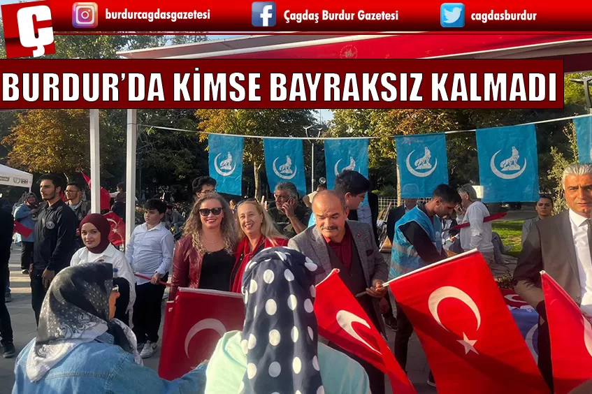 BURDUR ÜLKÜ OCAKLARI CUMHURİYETİN 100. YILI İÇİN BAYRAK DAĞITIMI GERÇEKLEŞTİRDİ