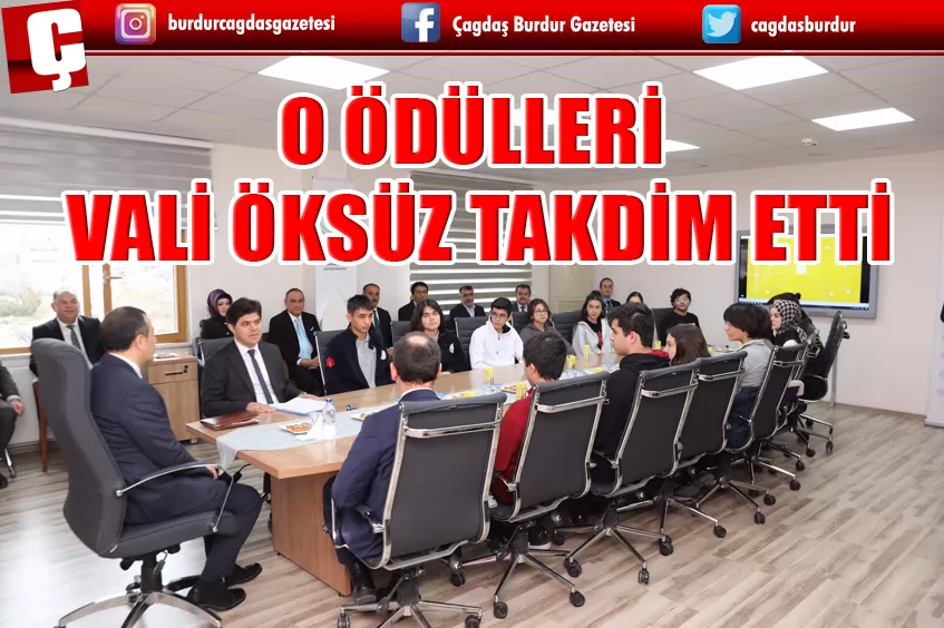 SINAVDA DERECEYE GİRDİLER , ÖDÜLLERİNİ VALİ ÖKSÜZ TAKDİM ETTİ