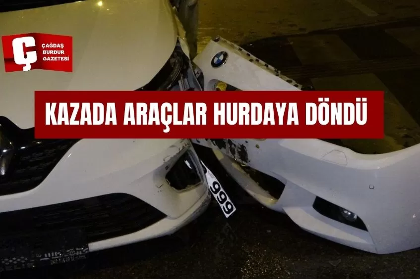 ANTALYA'DA KAZADA ARAÇLAR HURDAYA DÖNDÜ 