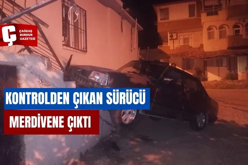  KONTROLDEN ÇIKAN OTOMOBİL BİNAYA ÇARPTI