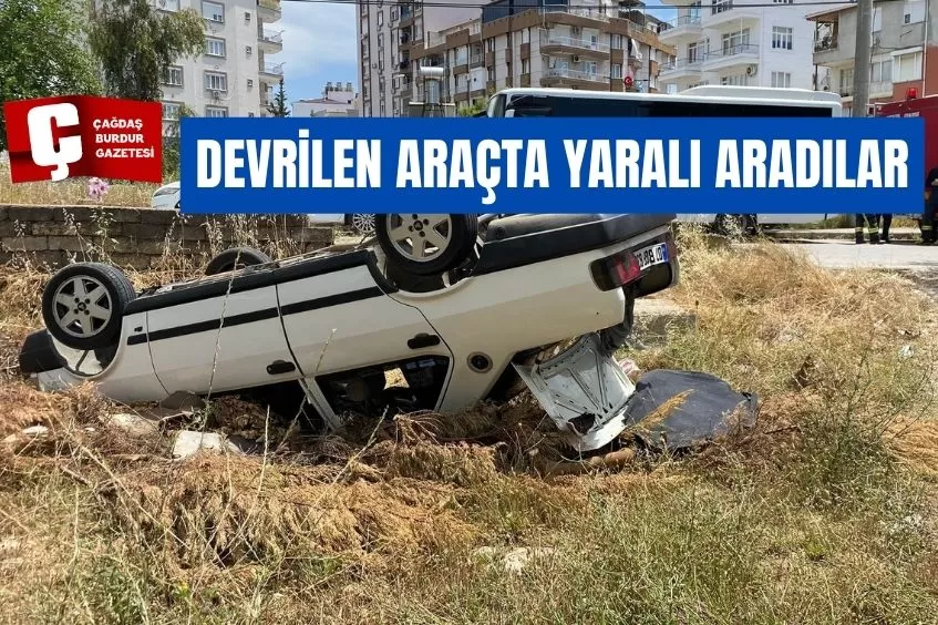 BOŞ ARAZİYE DEVRİLİP TERS DÖNEN OTOMOBİLDE YARALI ARADILAR