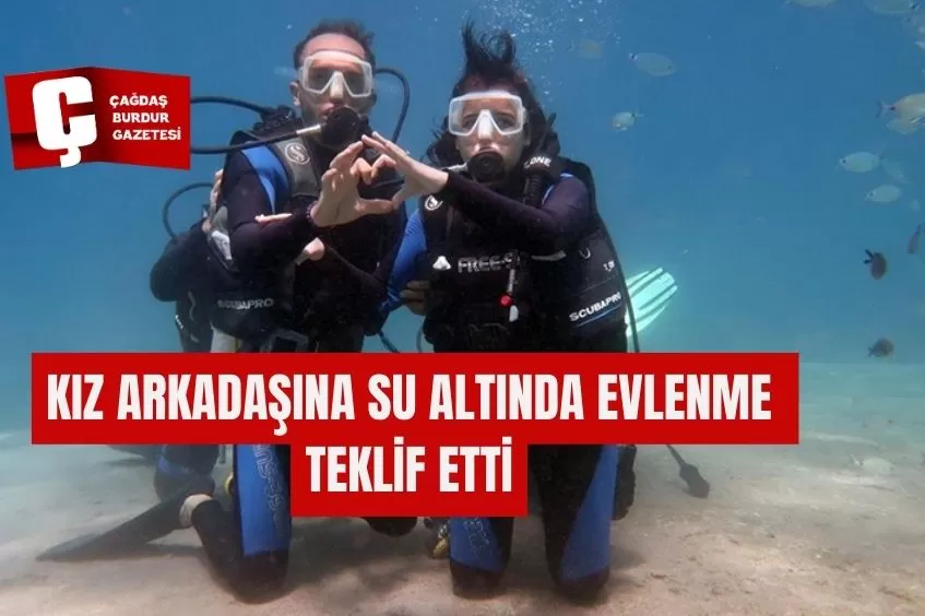 KIZ ARKADAŞINA SU ALTINDA EVLENME TEKLİF ETTİ