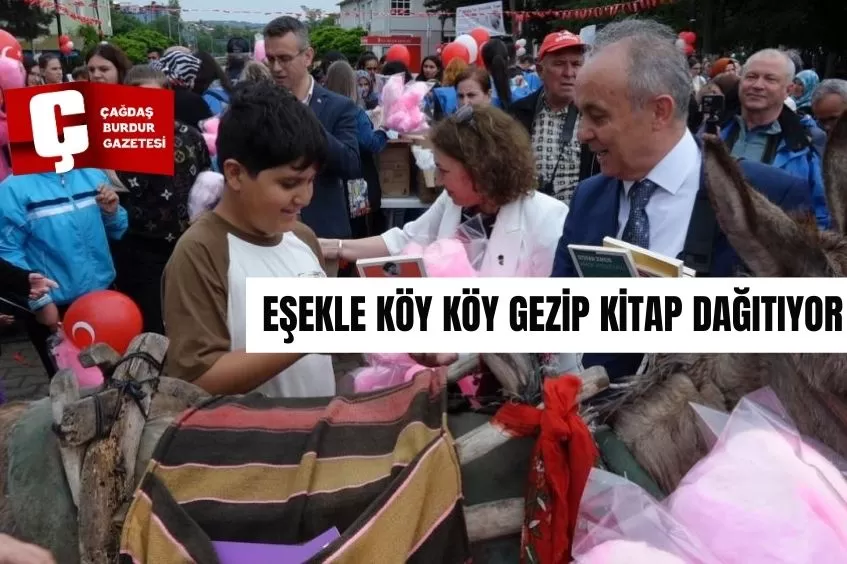 EŞEKLE KÖY KÖY GEZİP KİTAP DAĞITIYOR