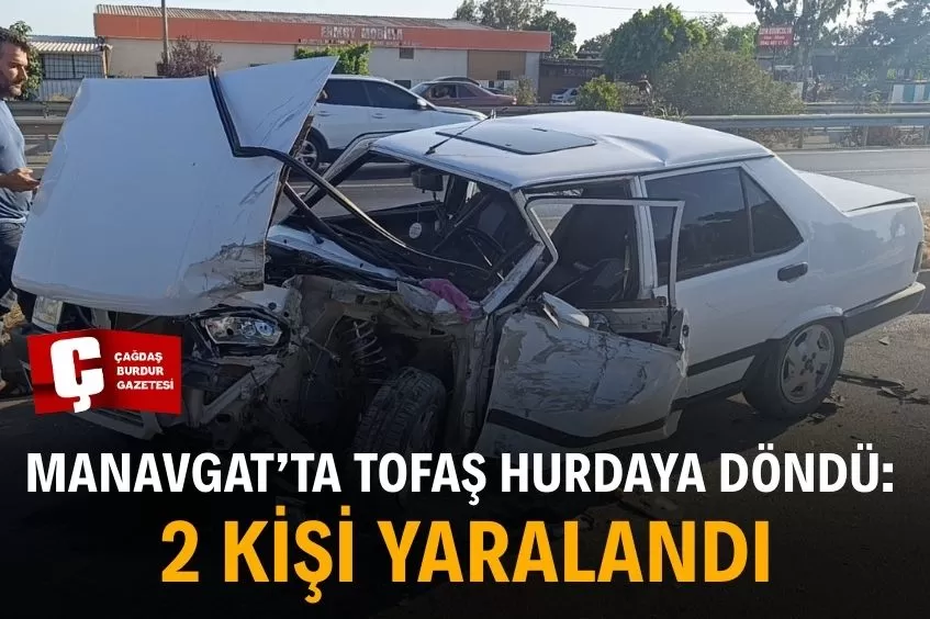 ANTALYA'DA HAFİF TİCARİYLE ÇARPIŞAN OTOMOBİLDE SIKIŞAN 2 KİŞİ KURTARILDI