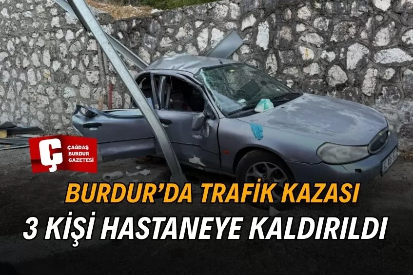 BURDUR'DA OTOMOBİL YOL KENARINDAKİ LEVHAYA ÇARPTI: 3 YARALI